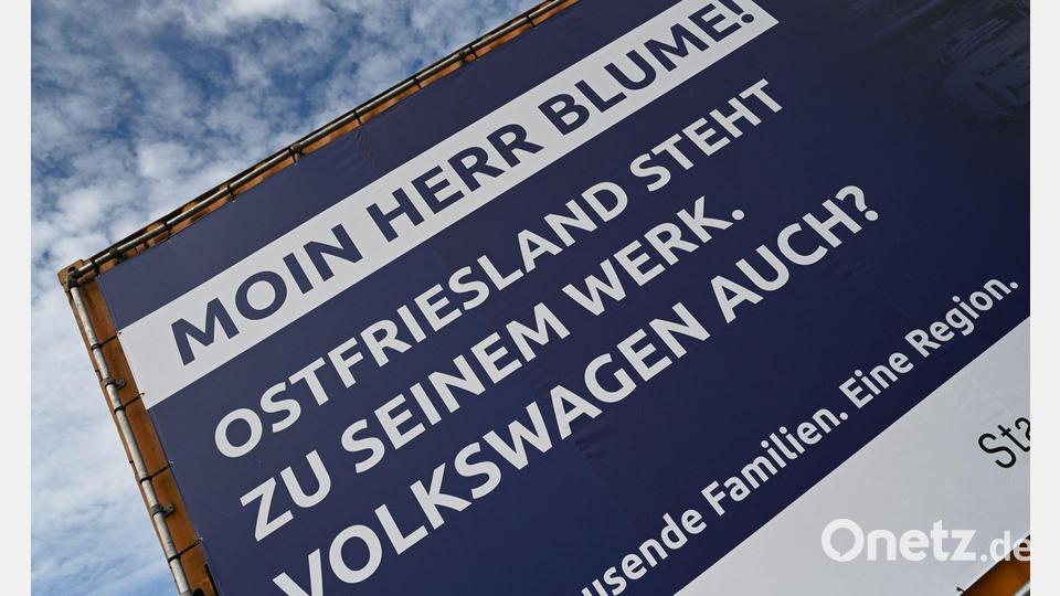 VW-Chef Blume wird in Emden mit einem Schriftzug und der Frage nach der Zukunft begrüßt. Bild: Lars Penning/dpa
