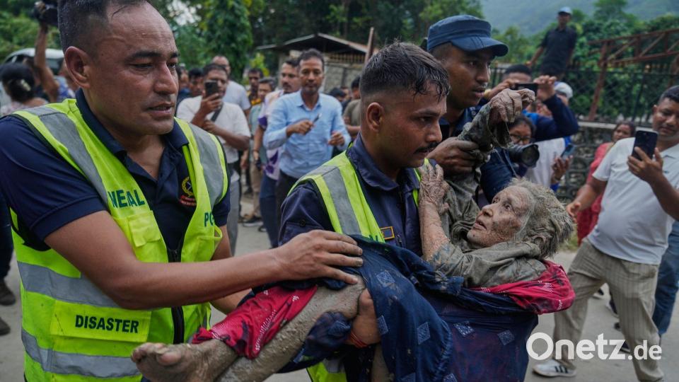 Rettungskräfte brachten Opfer der Sturzflut in Sicherheit. Bild: Niranjan Shrestha/AP/dpa