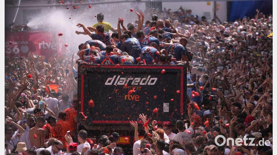 Genau eine Stunde lang sind die normalen Regeln in der spanischen Kleinstadt Buñol während der „La Tomatina“ außer Kraft gesetzt und man darf wildfremden Menschen eine matschige Tomate ins Gesicht klatschen. Bild: Alberto Saiz/AP/dpa