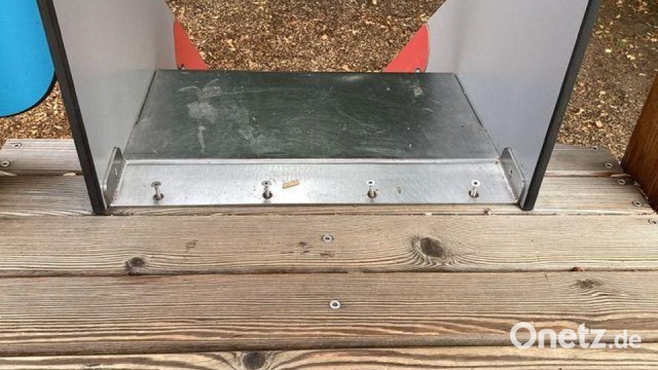 Alle vier Schrauben wurden auf der Sitzfläche der Rutsche halb herausgedreht. Bild: Alexander Ritzel