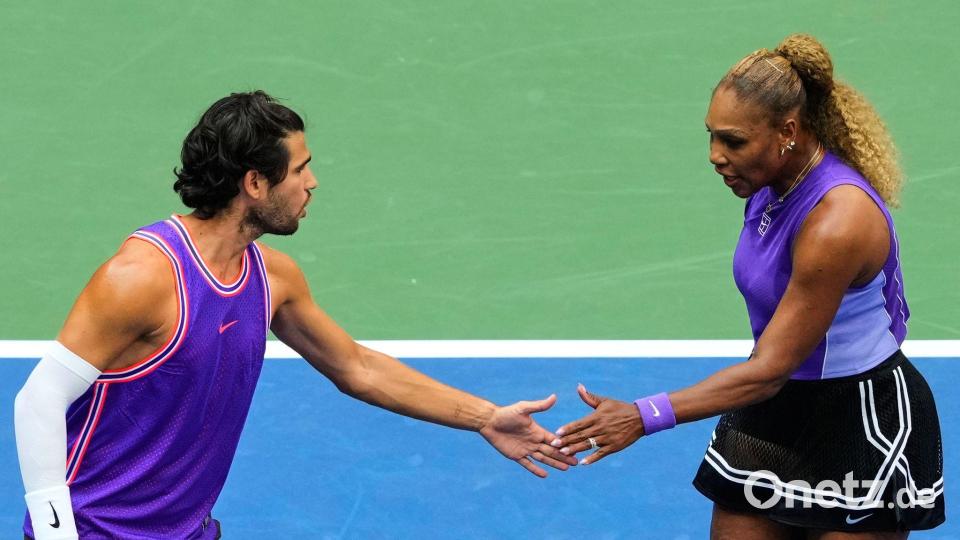 Serena Williams (r) hatte Spaß im Mixed-Doppel mit Carlos Alcaraz. Bild: Yuki Iwamura/AP/dpa
