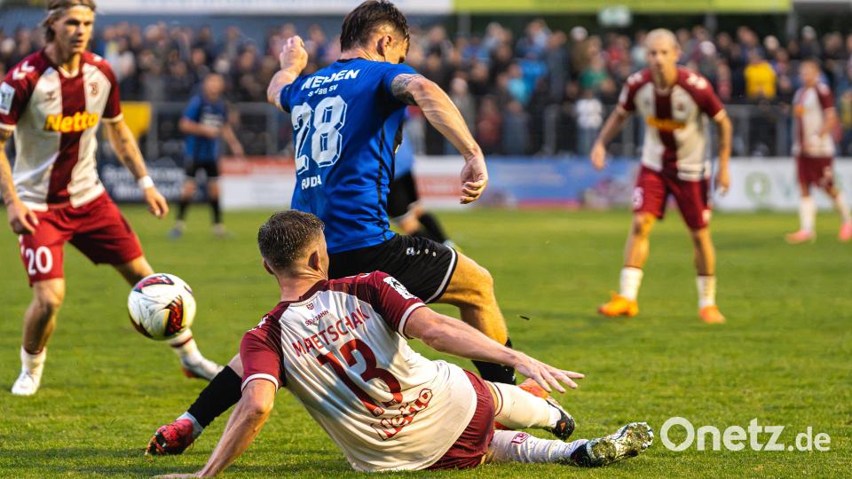 Die SpVgg SV Weiden muss sich dem Drittligisten SSV Jahn Regensburg mit 1:5 geschlagen geben. Im Duell: Martin Ruda (blau) gegen Erik Majetschak. Bild: Hannah Dirscherl