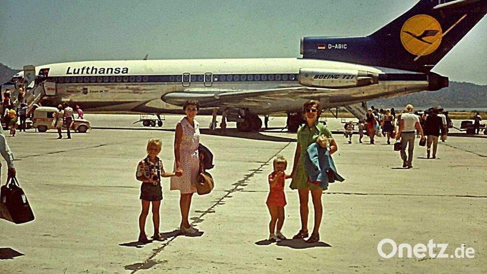 Damals war man noch wer als Deutscher: Touristen aus dem Ruhrgebiet kommen 1973 - noch zur Zeit von Diktator Franco - auf dem Flughafen von Ibiza an. (Archivbild) Bild: Christoph Driessen/dpa
