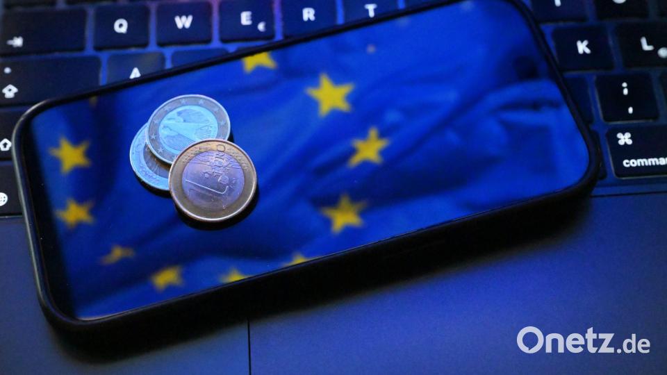 Die Euro-Notenbanken tüfteln seit Jahren an einer digitalen Variante der europäischen Gemeinschaftswährung und peilen eine Einführung der Alternative zum Bargeld im Jahr 2029 an. (Symbolbild) Bild: Malin Wunderlich/dpa