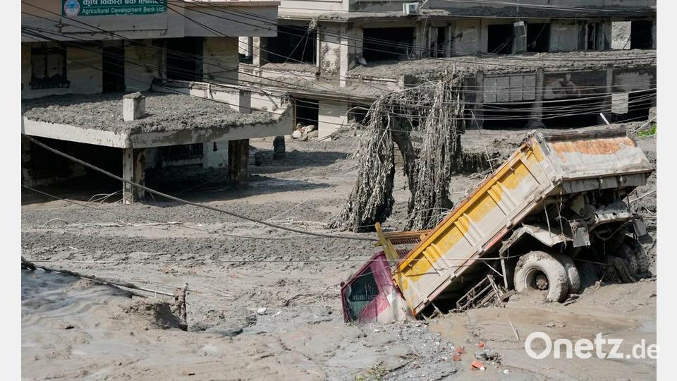 Behörde: Hunderte Touristen nach Sturzflut in Nepal vermisst Bild: Niranjan Shrestha/AP/dpa