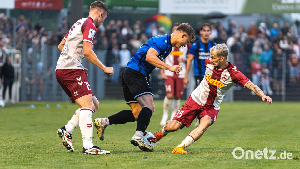 Die SpVgg SV Weiden muss sich dem Drittligisten SSV Jahn Regensburg mit 1:5 geschlagen geben. Christoph Fenninger (in Blau) am Ball. Bild: Hannah Dirscherl