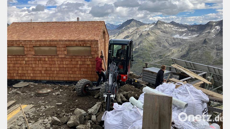 An der Neuen Prager Hütte des DAV entstanden wegen des Wassermangels Trockentoiletten. (Archivbild) Bild: Sabine Dobel/dpa