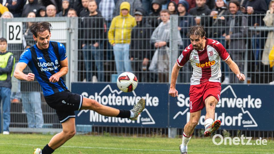 Die SpVgg SV Weiden (schwarz-blaue Trikots) muss sich dem Drittligisten SSV Jahn Regensburg mit 1:5 geschlagen geben. Bild: Hannah Dirscherl