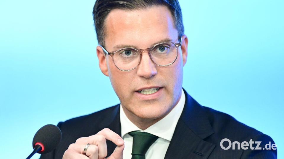 Innenminister Hagel will über die Vorkommnisse beim Pokalspiel in Mannheim sprechen. (Archivbild) Bild: Bernd Weißbrod/dpa