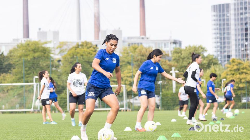 Mehr als nur Fußball: Afghanische Fußballerinnen im Summer Camp in Wolfsburg. Bild: Irving Villegas/dpa
