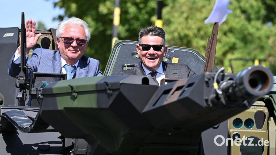 Ausfahrt im Transportpanzer: Boris Rhein besucht Rheinmetall Bild: Swen Pförtner/dpa