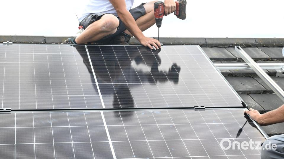 18 Prozent der Privathaushalte in Deutschland haben mittlerweile eine Photovoltaik-Anlage auf dem Dach. (Symbolbild) Bild: Bernd Weißbrod/dpa