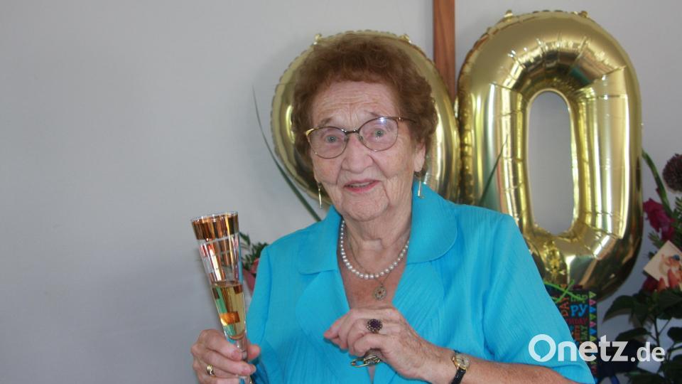 Mit ihren 90 Jahren ist Jutta Wege noch fit. Sie geht gerne Schwimmen und zur Gymnastik. Bild: Werner Robl