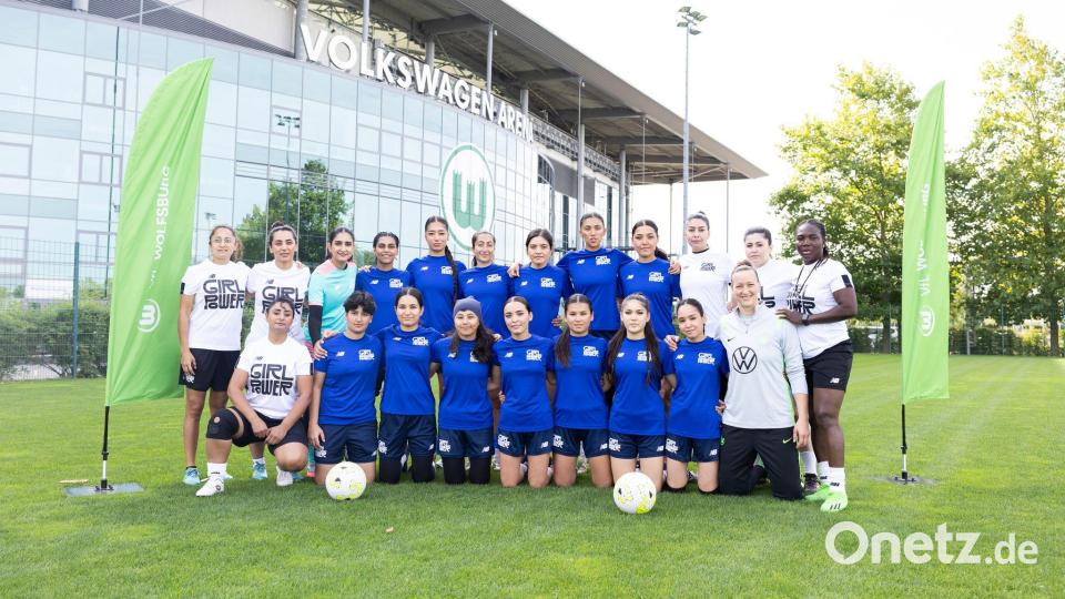 Aufstellen zum Gruppenfoto: Afghanische Fußballerinnen im Summer Camp. Bild: Irving Villegas/dpa