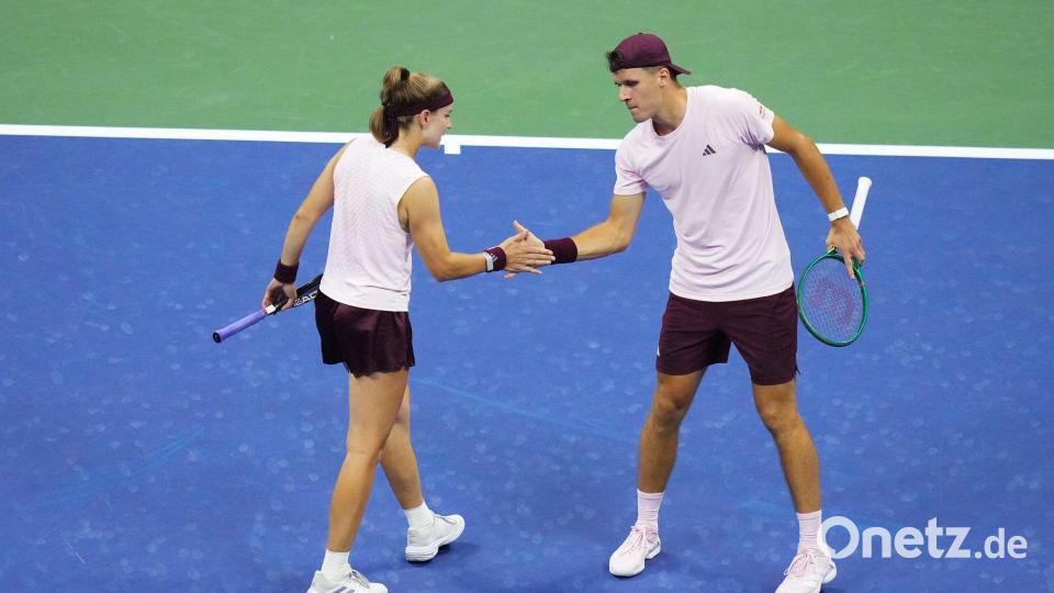 Mensik (rechts) und Muchova dominierten den ersten Satz und holen im Tiebreak den Titel. Bild: Frank Franklin II/AP/dpa