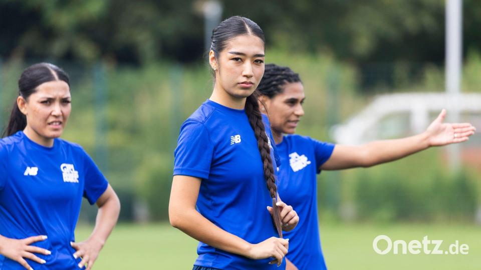 Wichtige Stimme unter den afghanischen Fußballerinnen: Fatema Urfani (M). Bild: Irving Villegas/dpa