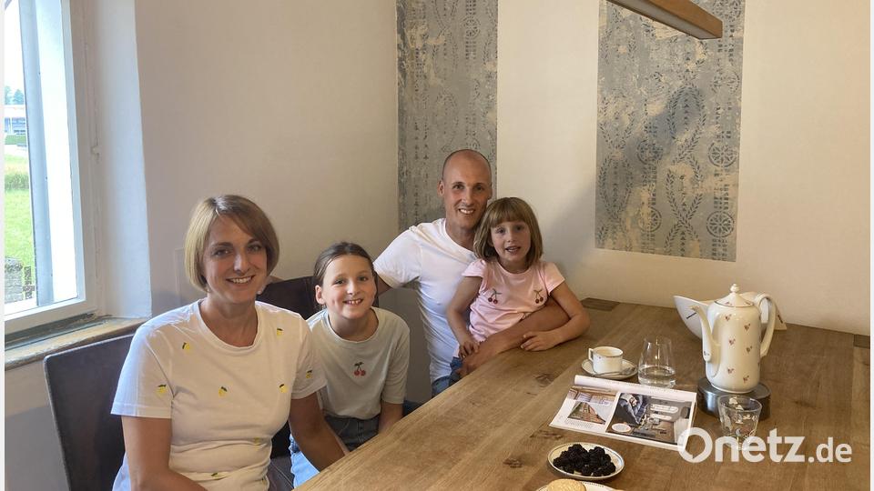 Familie Schlier restaurierten ein altes Haus in Weigendorf. Es war aufwändig, aber nun ist es das Zuhause von Susanne und Lorenz Schlier mit Helena (8) und Viola (6). Bild: Stefanie Swann