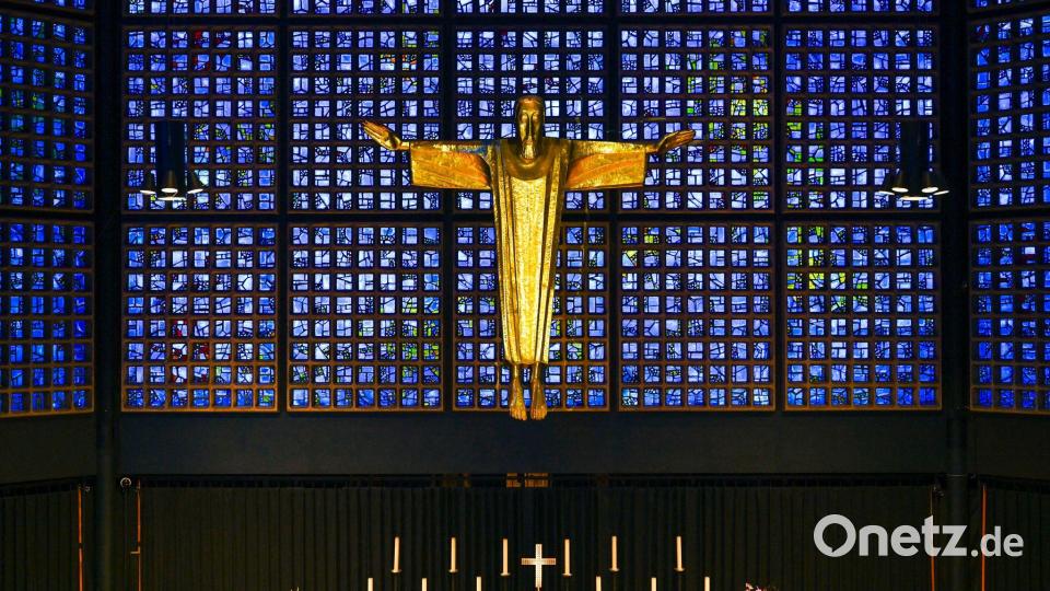 Der Neubau der Kirche mit den ikonischen blauen Fenstern. Bild: Jens Kalaene/dpa