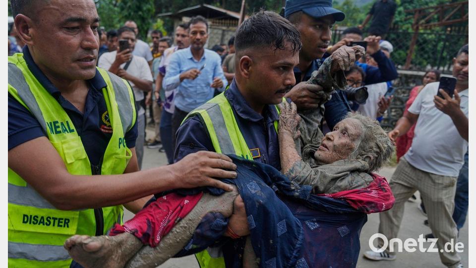 Einsatzkräfte versuchen unter schwierigsten Bedingungen, Überlebenden zu helfen. Bild: Niranjan Shrestha/AP/dpa