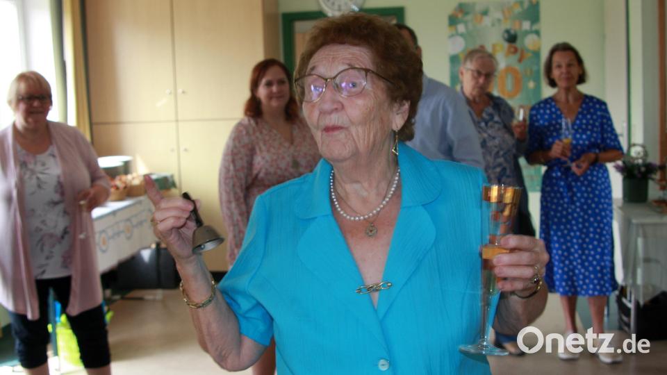 Ihren 90. Geburtstag feierte Jutta Wege mit über 80 Gästen im Evangelischen Gemeindehaus in Wiesau. Bild: Werner Robl