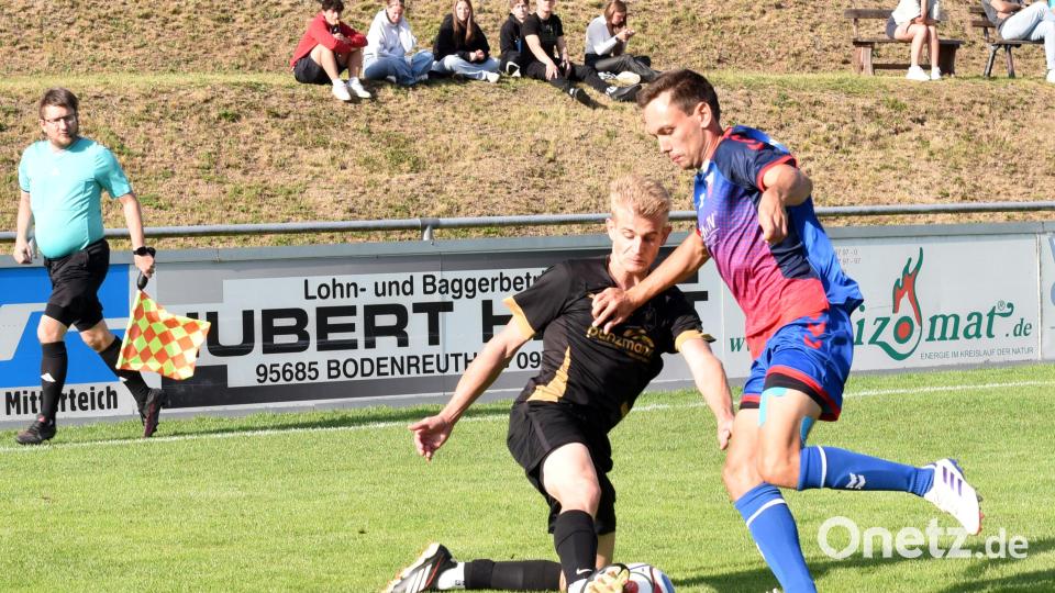 Der FC Tirschenreuth (links Jakob Völkl beim 1:1 gegen den ASV Wunsiedel) ist seit vier Spielen ungeschlagen. Am Sonntag gastiert der FC bei der SpVgg Weißenstadt. Bild: Rudi Gebert