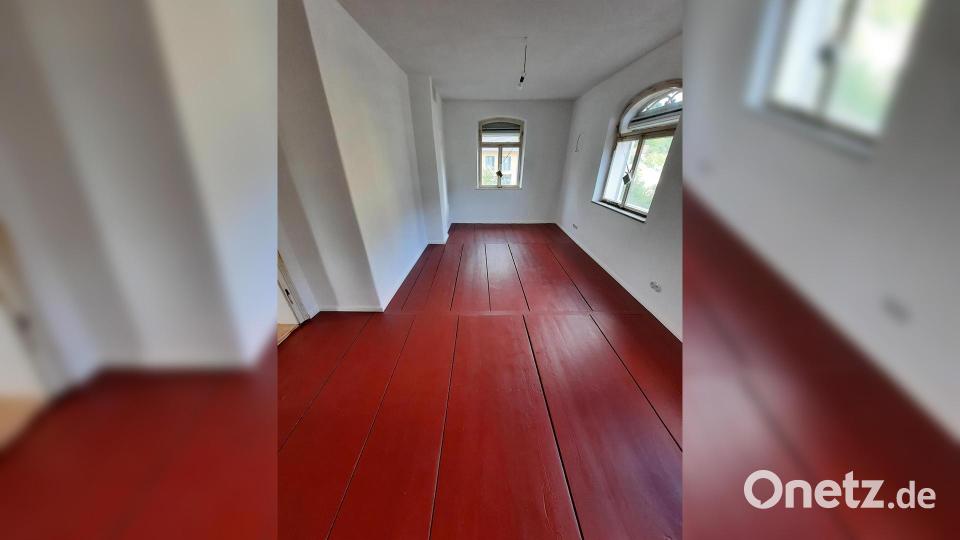 Die Familie strich den Holzboden nach Vorgaben in einem Rotton. Bild: Stefanie Swann