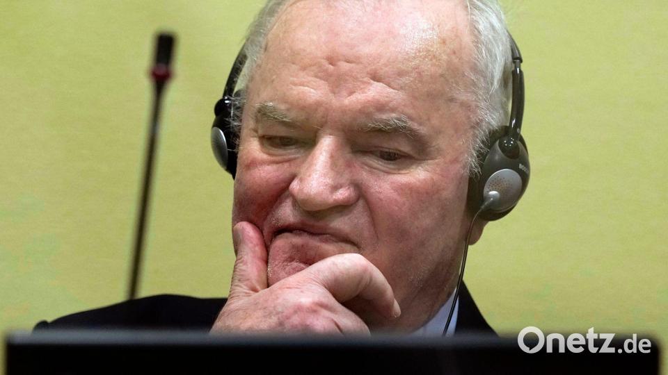 Während seines Strafverfahrens in Den Haag zeigte der Ex-General keine Reue, pöbelte und randalierte sogar im Gerichtssaal. (Archivbild) Bild: Peter Dejong/AP Pool/dpa