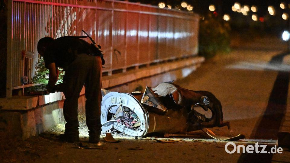 Israelische Sicherheitskräfte untersuchen ein Fragment einer abgefangenen iranischen Rakete im Norden Israels. Bild: Rami Shlush/AP/dpa