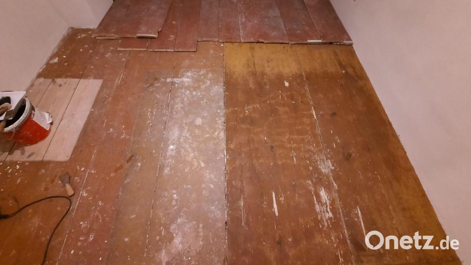 Die Holzdielen durften nicht einfach abgeschliffen werden. Stattdessen trug Lorenz Schlier die Schichten mit einem Heißluftföhn und Spachtel ab. Bild: Lorenz Schlier