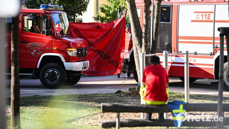 Ein Feuerwehrmann sitzt in der Nähe des Tatorts. Bild: Britta Pedersen/dpa