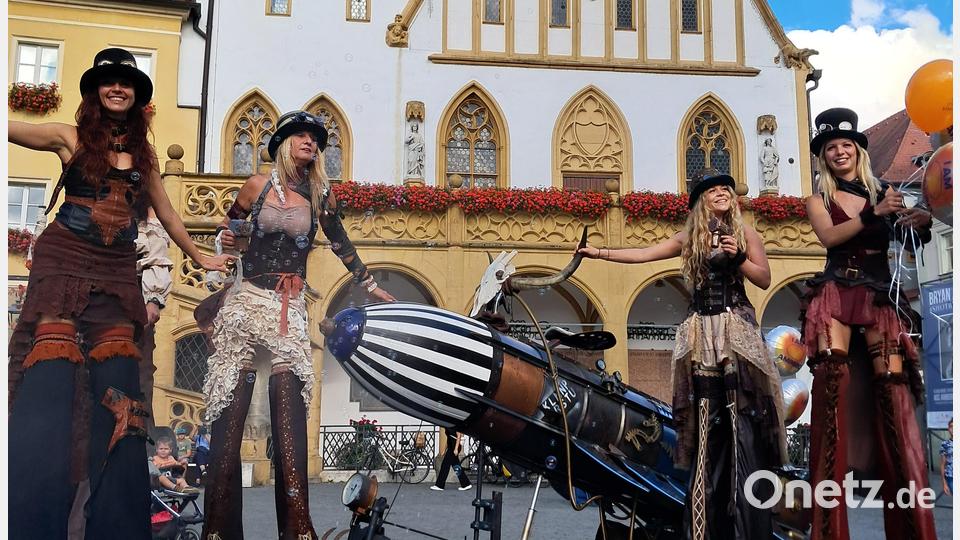 Die beliebte Stelzenläufer-Gruppe vom letzten Jahr wird auch dieses Jahr wieder bei "I Am Unique" in der Amberger Altstadt dabei sein. Archivbild: Zorka Dotto