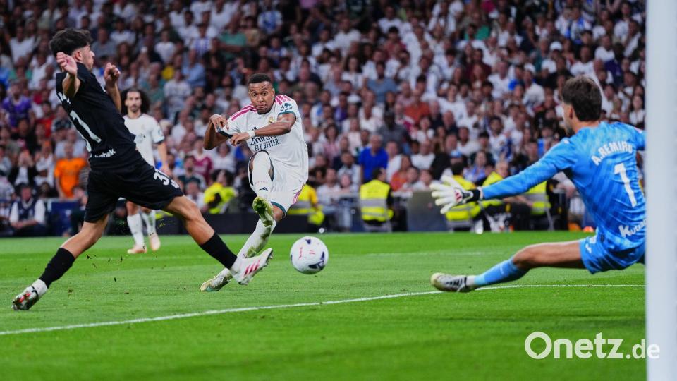 Kylian Mbappé (M) erzielt seinen dritten Treffer gegen Real Sociedad. Bild: Manu Fernandez/AP/dpa