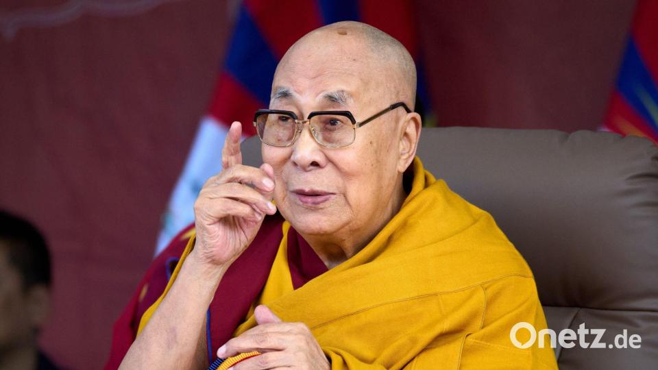 Der Dalai Lama zeigte sich bestürzt. Bild: Ashwini Bhatia/AP/dpa