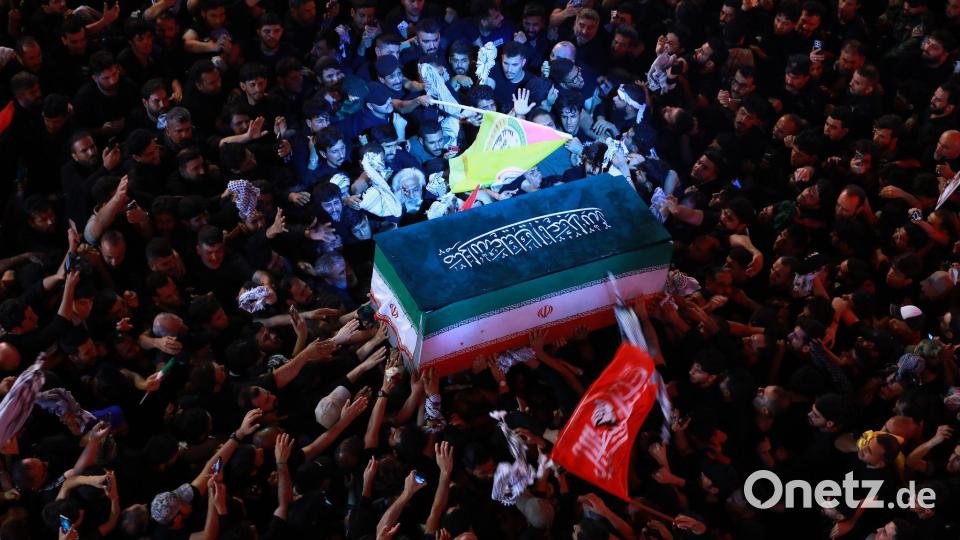Trauernde tragen den Sarg des iranischen Obersten Führers Ajatollah Ali Chamenei während seines Trauerzuges in Karbala. Bild: Ameer Al-Mohammedawi/dpa