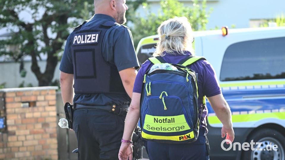 Mitarbeiter der Notfallseelsorge sind am Einsatzort. Bild: Britta Pedersen/dpa