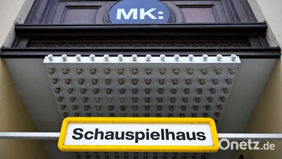 München, Sommer 2026: Ein Schild mit der Aufschrift „Schauspielhaus“ ist am Eingang der Münchner Kammerspiele zu sehen. Bild: Sven Hoppe/dpa