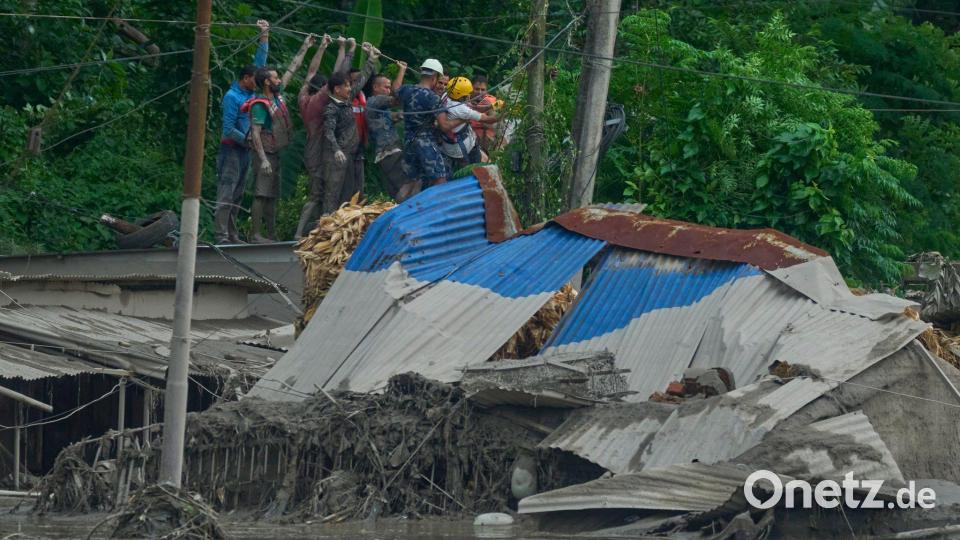 Die Arbeit der Retter ist extrem gefährlich. Bild: Niranjan Shrestha/AP/dpa