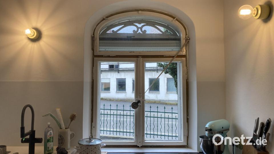 Die Korbbogenfenster stammen teilweise noch aus dem Baujahr 1908. Wie hier in der Küche. Bild: Stefanie Swann