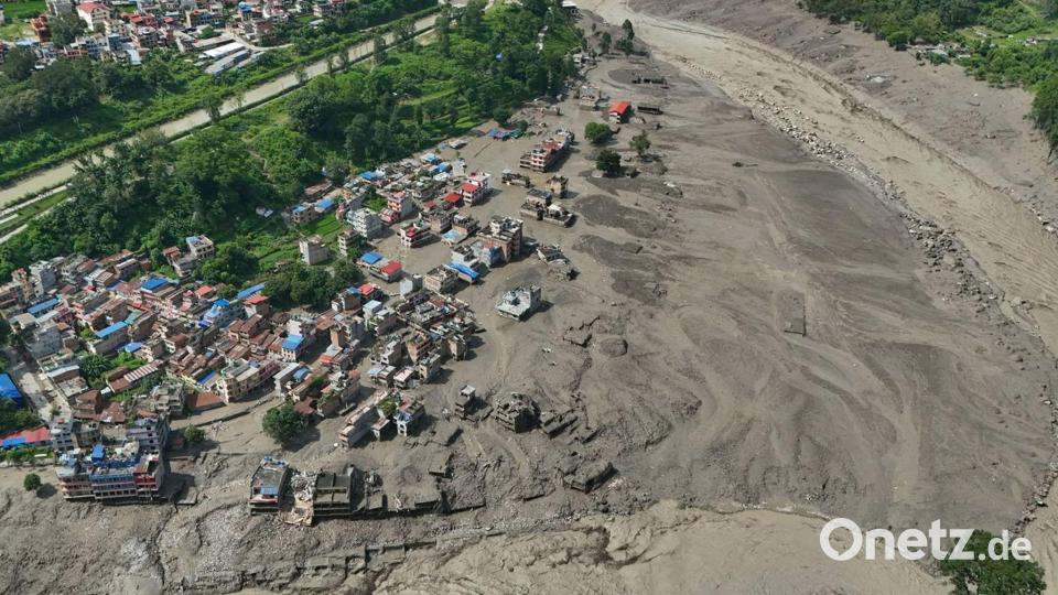 Beschädigte Häuser standen gefährlich nahe an den angeschwollenen, mit Treibgut verstopften Ufern des Trishuli-Flusses. Der Bhotekoshi ist ein Quellfluss des Trishuli. Bild: Niranjan Shrestha/AP/dpa