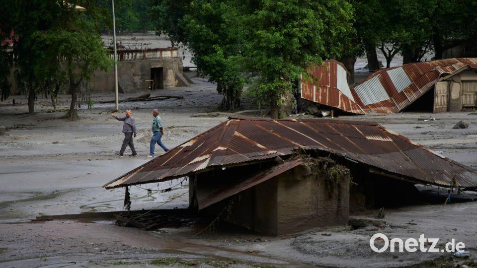 Viele Häuser sind nach der Flut unbewohnbar. Bild: Niranjan Shrestha/AP/dpa