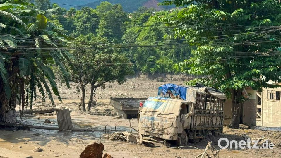 Eine dicke Schicht aus Schlamm liegt über der Region. Bild: Niranjan Shrestha/AP/dpa