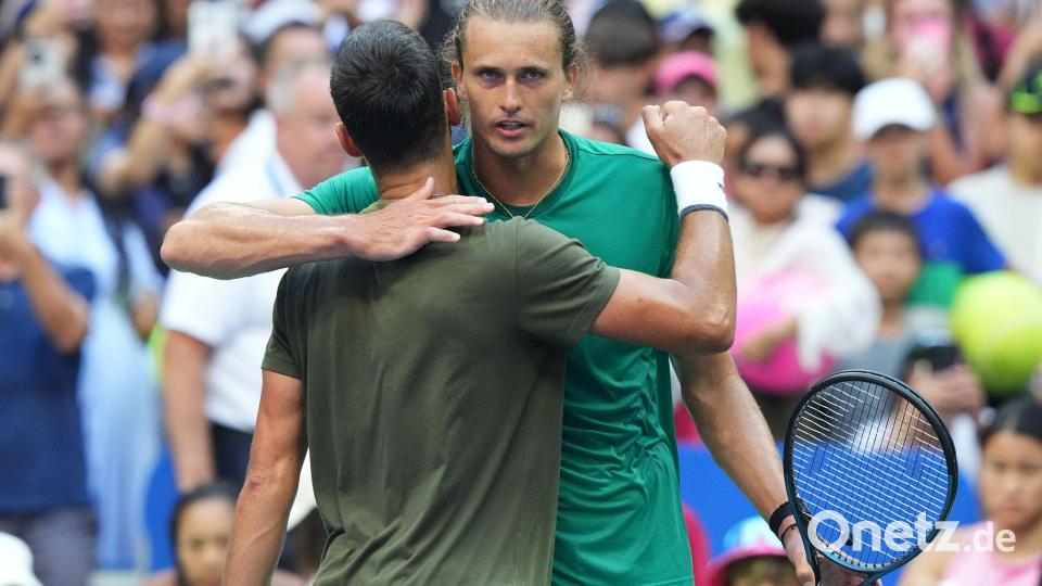 Gemeinsames Training bei den US Open: Alexander Zverev (r) und Novak Djokovic. Bild: Frank Franklin II/AP/dpa