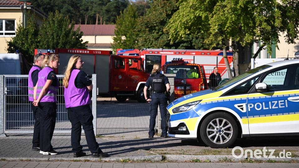 Die Polizei sichert nach einer Gewalttat die Schule in Gosen-Neu Zittau ab. Bild: Britta Pedersen/dpa