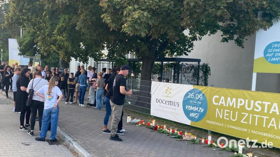 Menschen gedenken der zwei Toten in Neu Zittau. Bild: Wilhelm Pischke/dpa