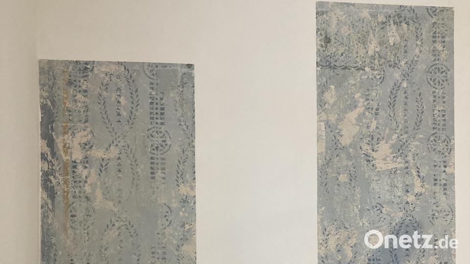 Lorenz Schlier verbrachte viele Abende damit, die Wand von vielen Putzschichten zu befreien. Darunter kam die ursprüngliche Wandbemalung zum Vorschein. Bild: Stefanie Swann