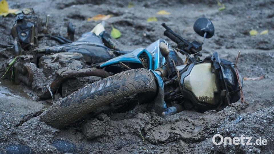 Die Flut hat alles mitgerissen, was ihr im Weg stand. Bild: Niranjan Shrestha/AP/dpa