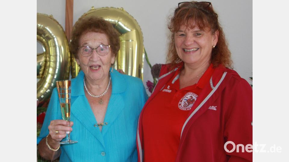 Noch immer besucht die 90-Jährige die Gymnastikstunden des TB Jahn Wiesau. Vereinskameradin Susanne Weiser gratulierte im Namen des Vereins. Bild: Werner Robl