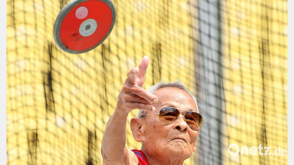 106-jähriger Thailänder stellt Weltrekord im Diskuswurf auf Bild: --/YNA/dpa