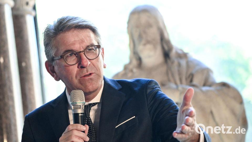 Kulturstaatsminister Wolfram Weimer besucht die anstehende Baustelle. Bild: Jens Kalaene/dpa