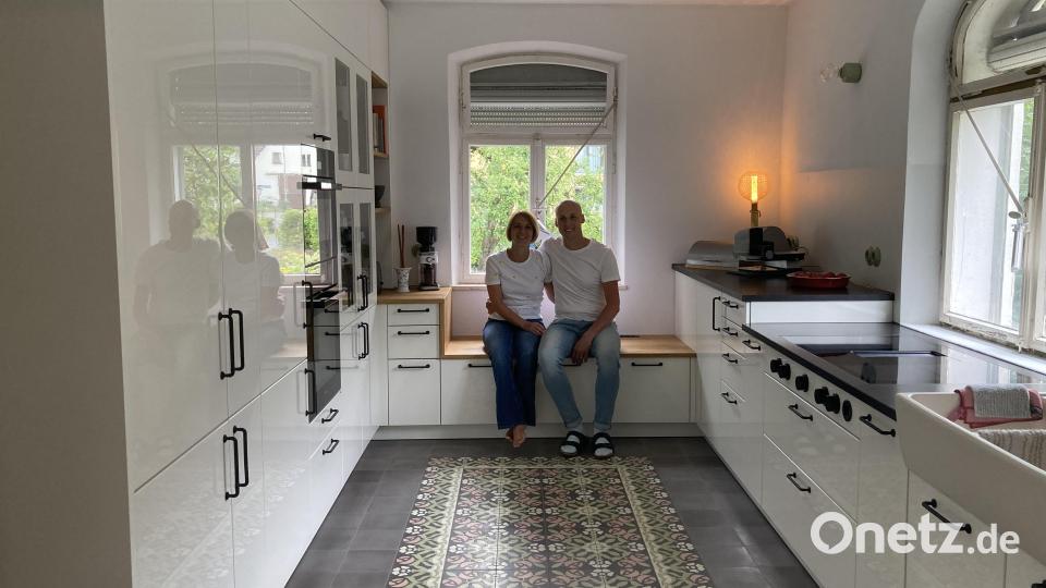 Moderne trifft Denkmalschutz: Susanne und Lorenz Schlier in ihrer Küche. Die Bodenfliesen sind im Jugendstil gehalten. Bild: Stefanie Swann